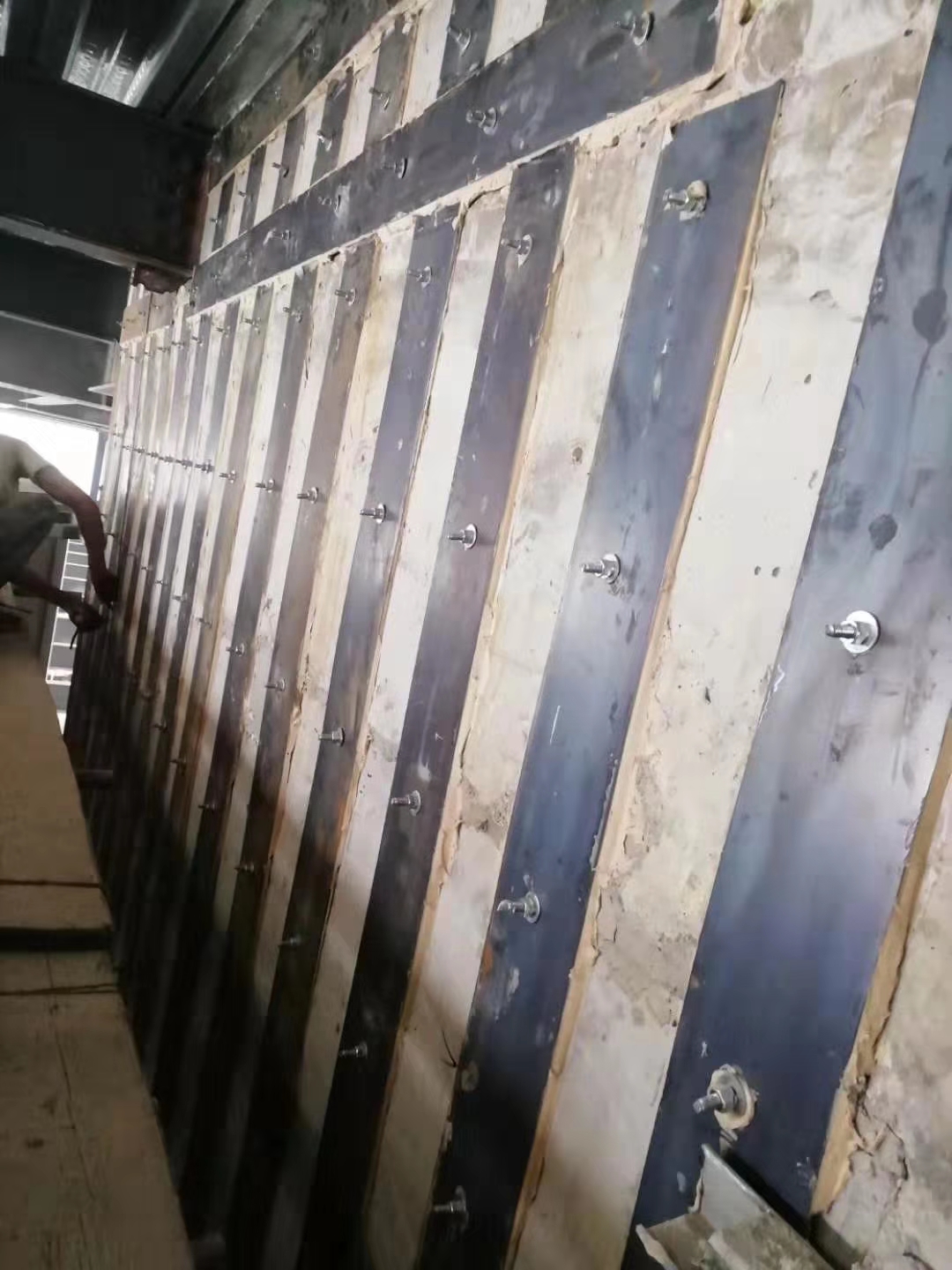 敖汉粘钢加固的施工流程